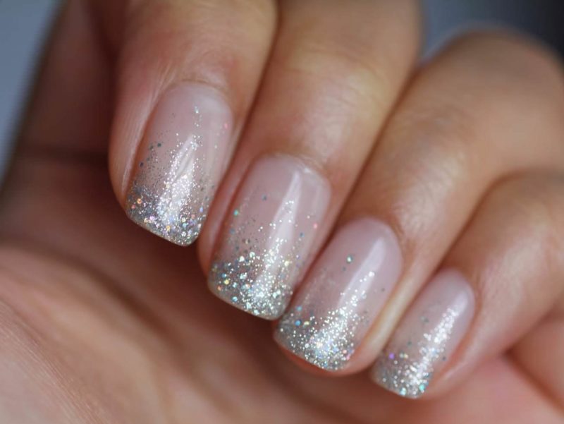 Naakte manicure met zilveren glitter