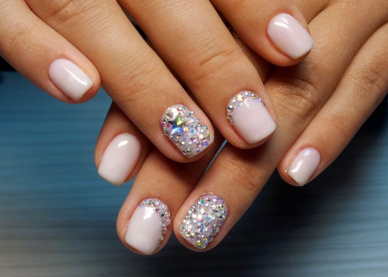 Bruiloft manicure naakt met een gat en strass steentjes