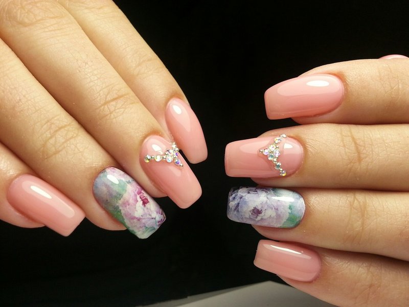 Belle conception d'ongle rose avec diapositive et strass