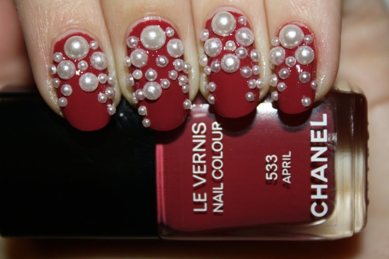 Manucure rouge mat avec perles