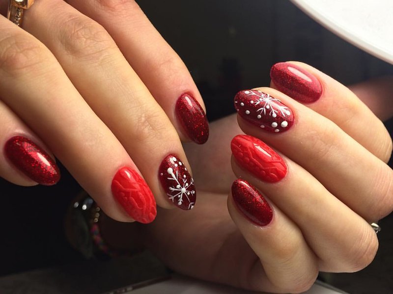 Flocons de neige sur vernis rouge