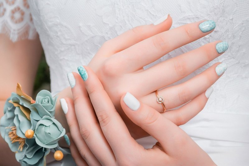 Conception de mariage bleu avec des taches blanches