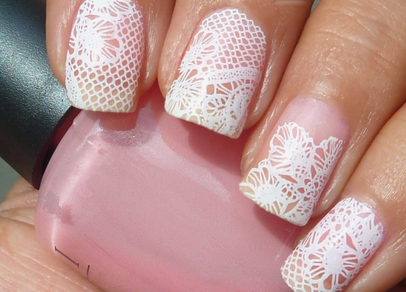 Lace bruiloft manicure op een roze vernis