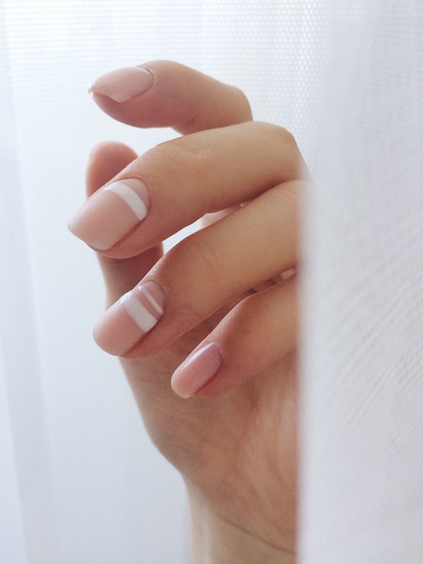 Minimalistische manicure met een ongewoon jasje