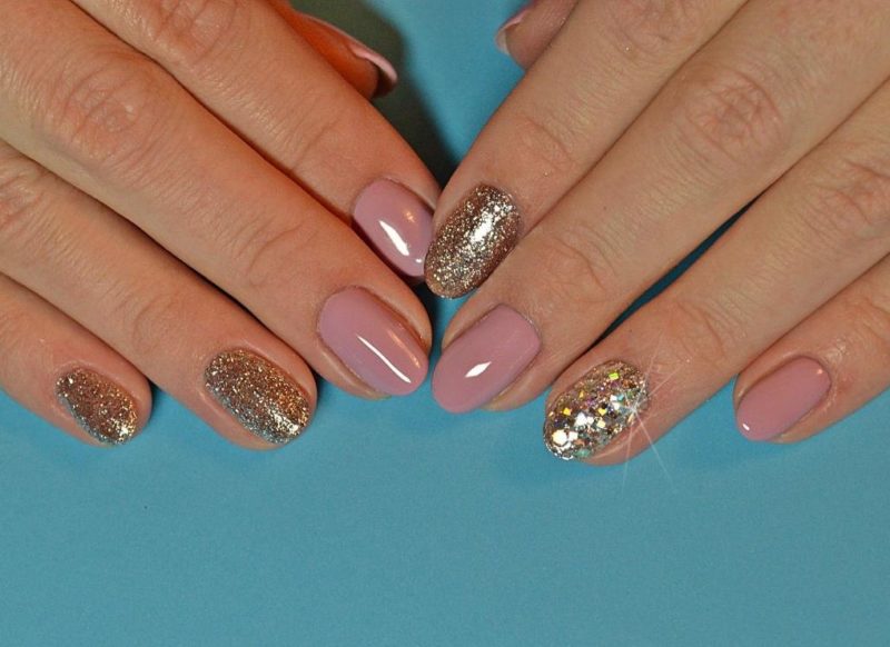 Nude Nail Design cu paiete de aur și Camifibuki