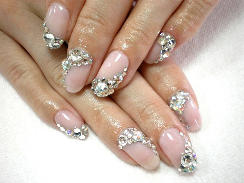 Vleeskleurige manicure met strass steentjes