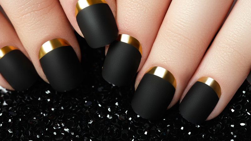 Zwarte matte vernis met gouden maan manicure