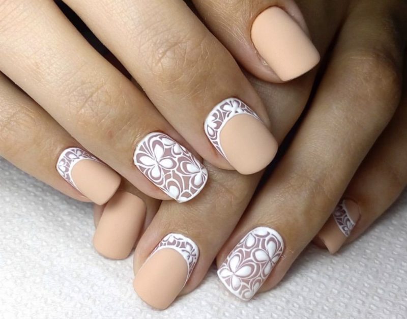 Ongles nus mats avec trous et motifs blancs