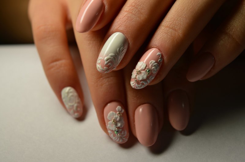 Wit-naakt manicure met bolle bloemen