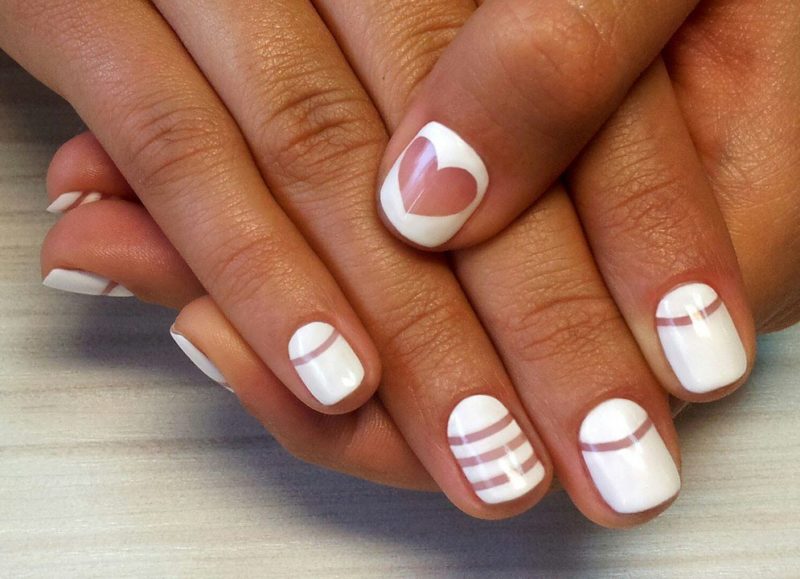 Witte manicure met geometrie en een hart