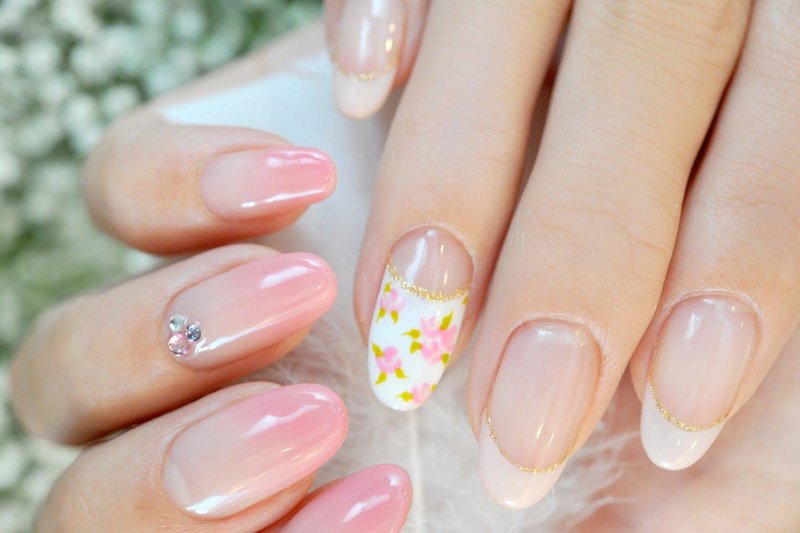 Zweedse manicure ombre met een beige jas en bloemen