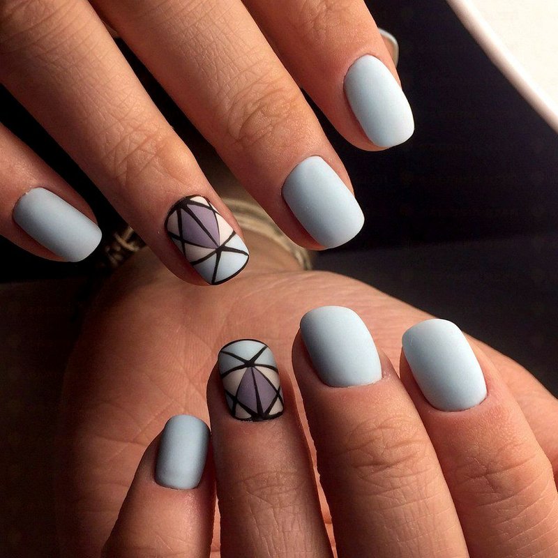 Minimalistische geometrische manicure.