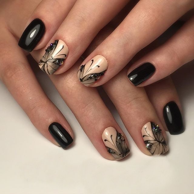 Beige avec motif manucure et papillon noir.