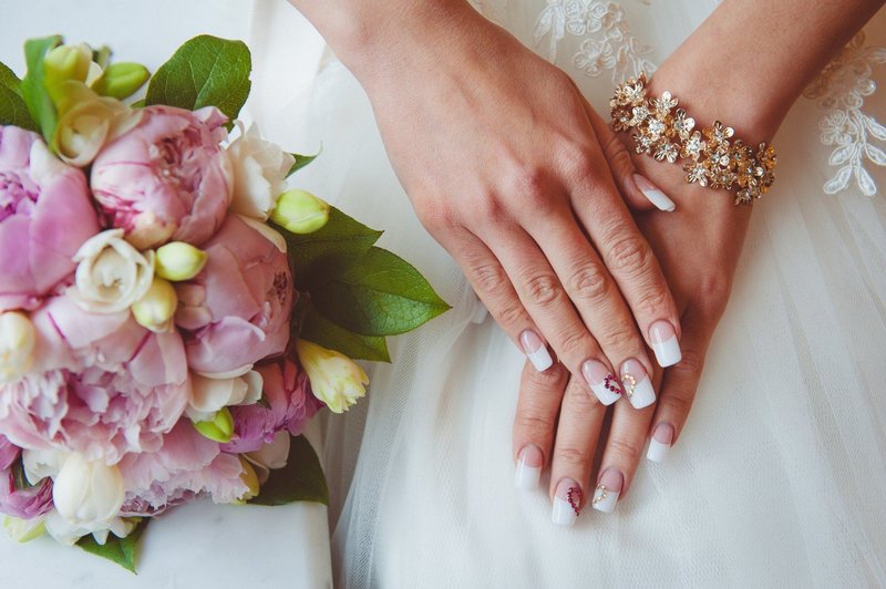 Hartvormig trouwjasje met strass steentjes