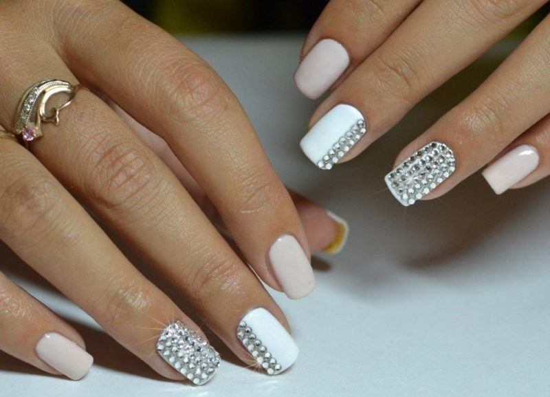 Wit-roze manicure met strass steentjes