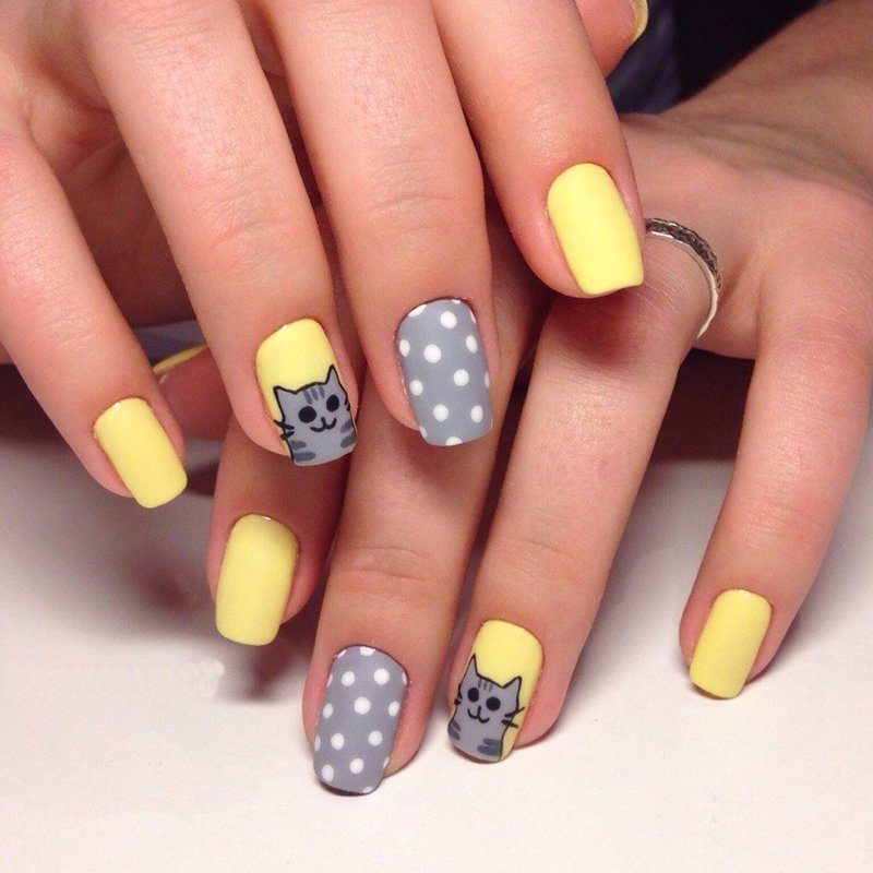 Manicure met neon kitty print