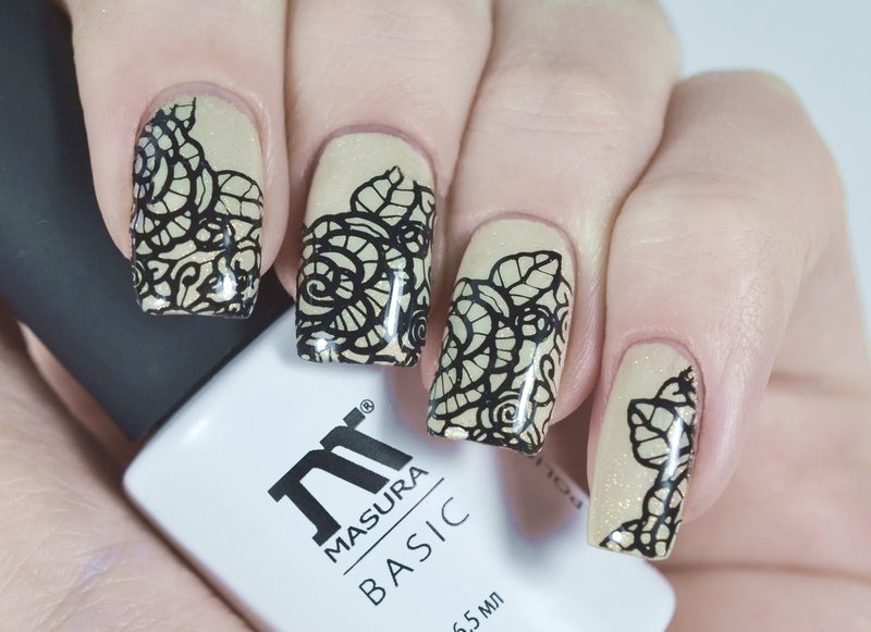 Fleurs en dentelle noire sur les ongles