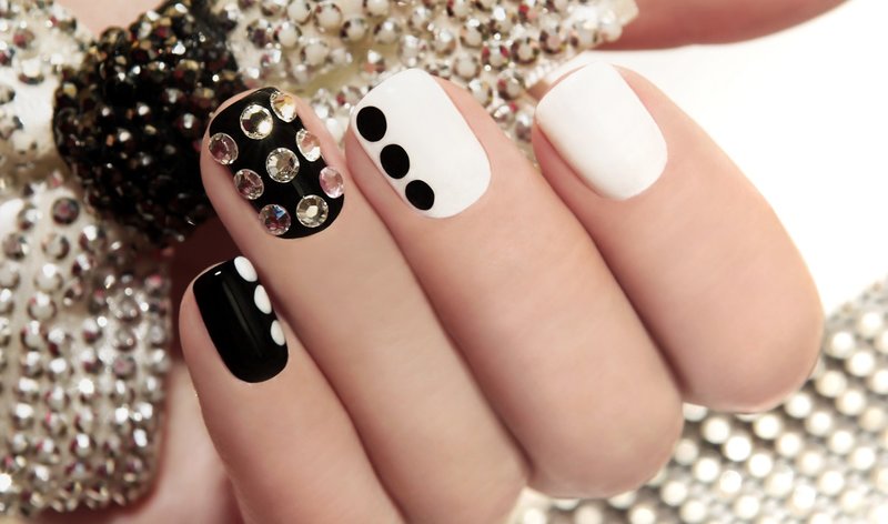 Zwart en wit manicure met strass steentjes