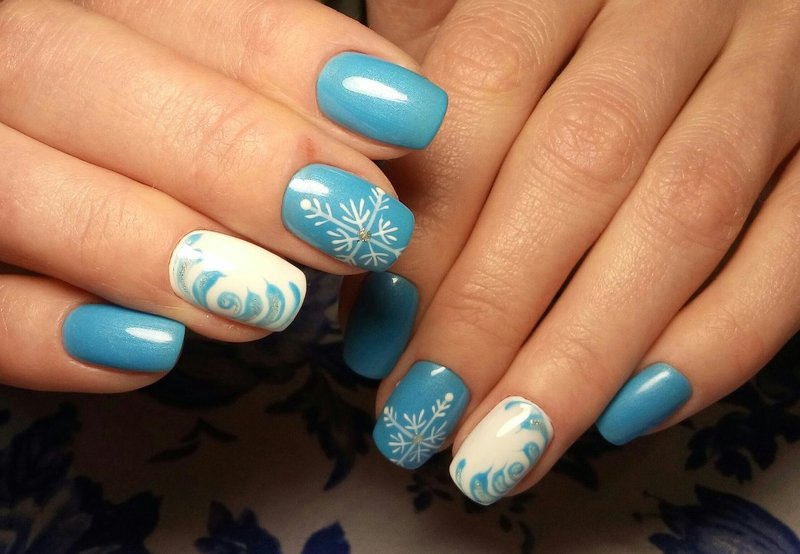 Originele wintermanicure met sneeuwvlokken