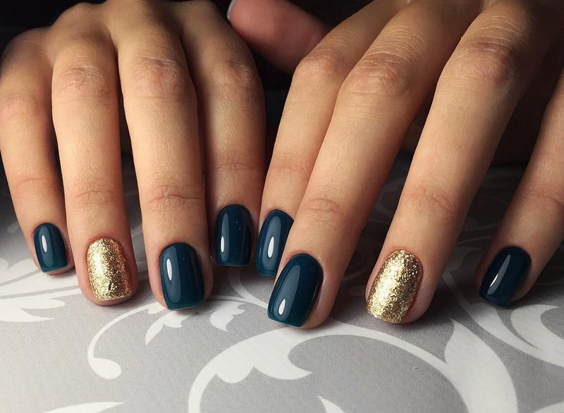 Blauwgroene kleur van gouden glitternagels