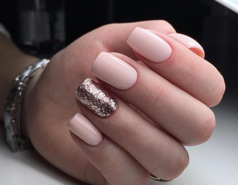 Roze nude manicure met glittergel