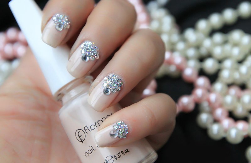 Strass manicure met driehoekige gaten