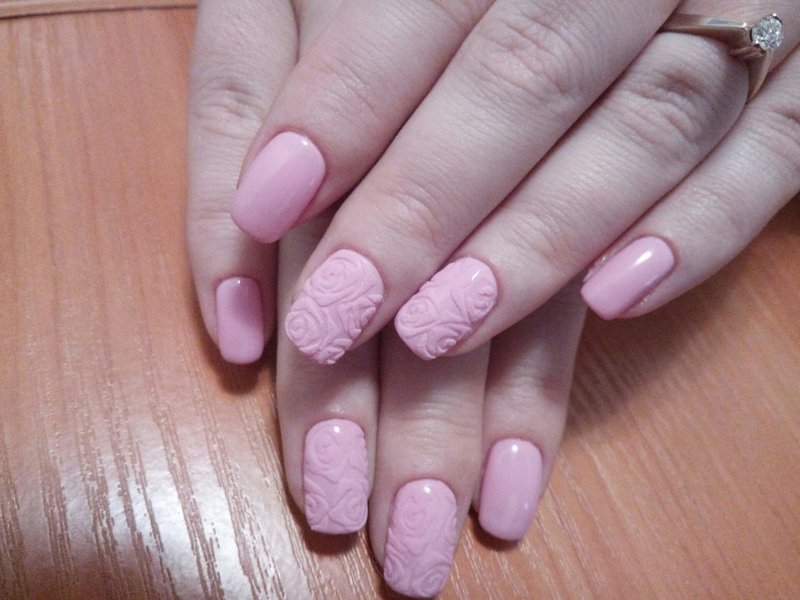 Ongles roses avec technique à la mode de dessin volumétrique