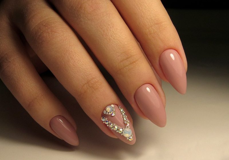 Bruiloft manicure naakt met strass steentjes