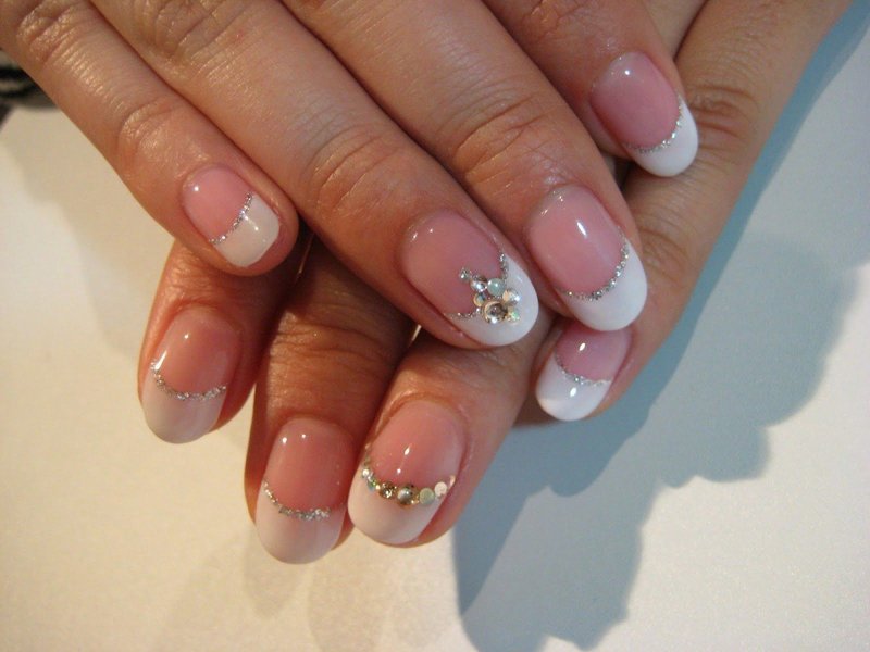 Fijne Franse manicure met strass en bouillonrand