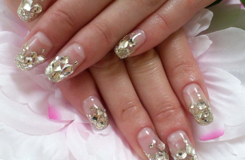 Ongebruikelijke manicure met mica en gouden steentjes