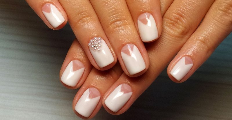 Géométrie de mariage avec des perles et des perles sur les ongles