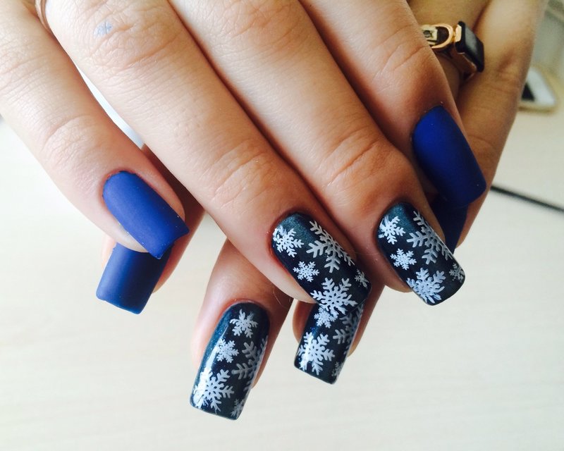 Donkere manicure met sneeuwvlokken