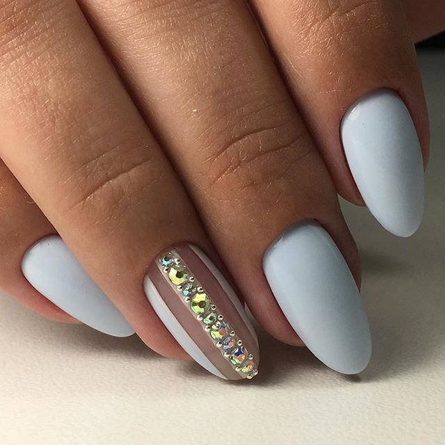 Ongles délicats avec strass