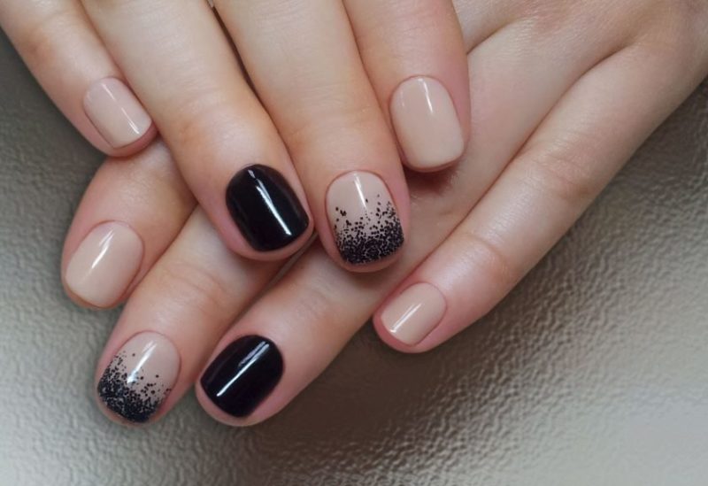 Vernis à ongles avec vernis noir et poudre