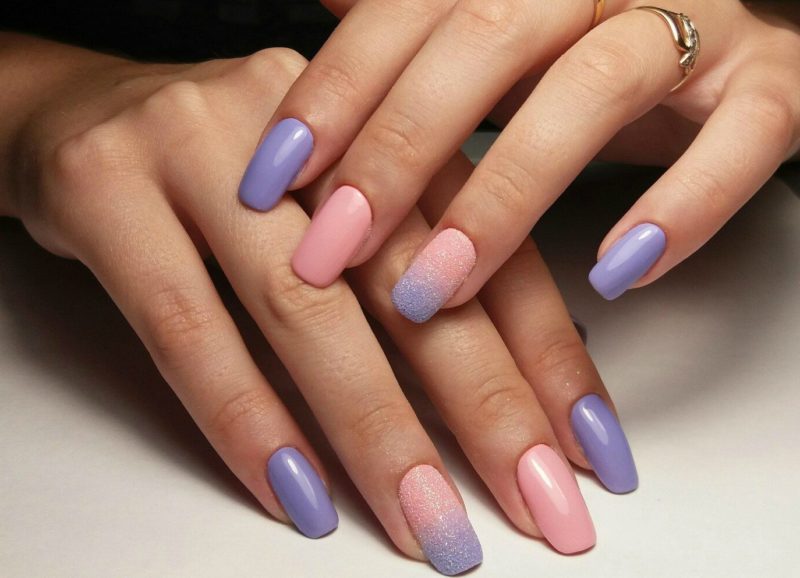 Zachte manicure met ombre en poeder