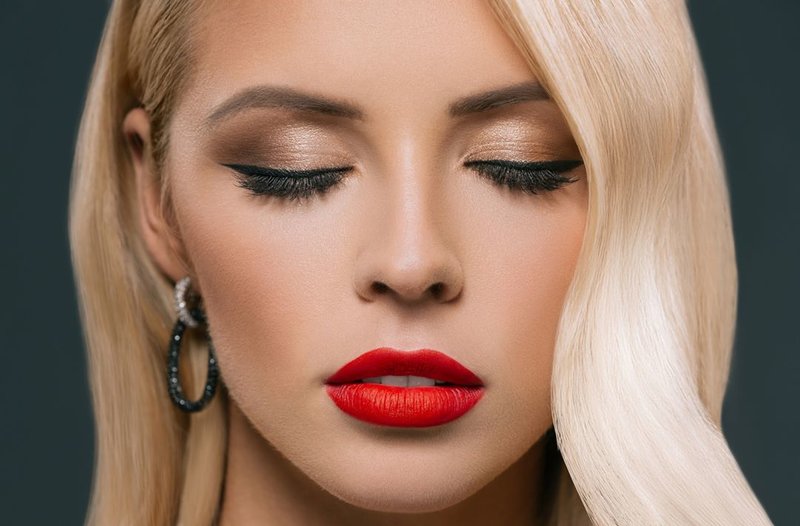 Maquillage pour blonde aux yeux bruns avec rouge à lèvres