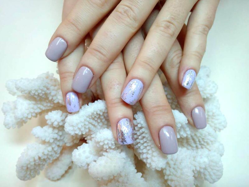 Design violet nude cu mica argintie