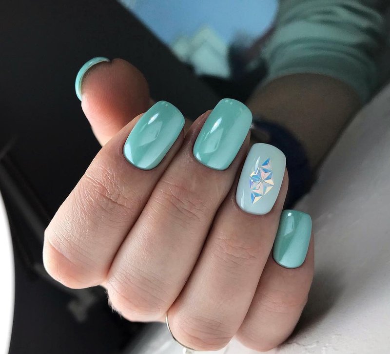 Turquoise manicure met mica