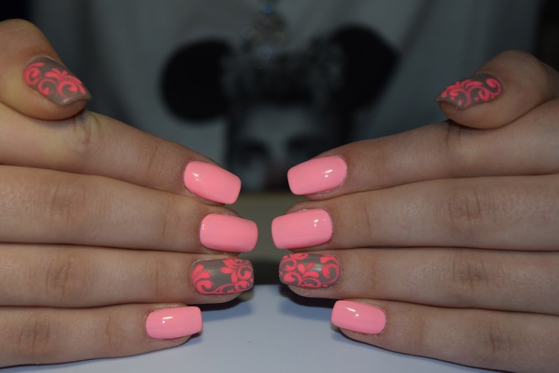 Roze manicure met vintage patronen.