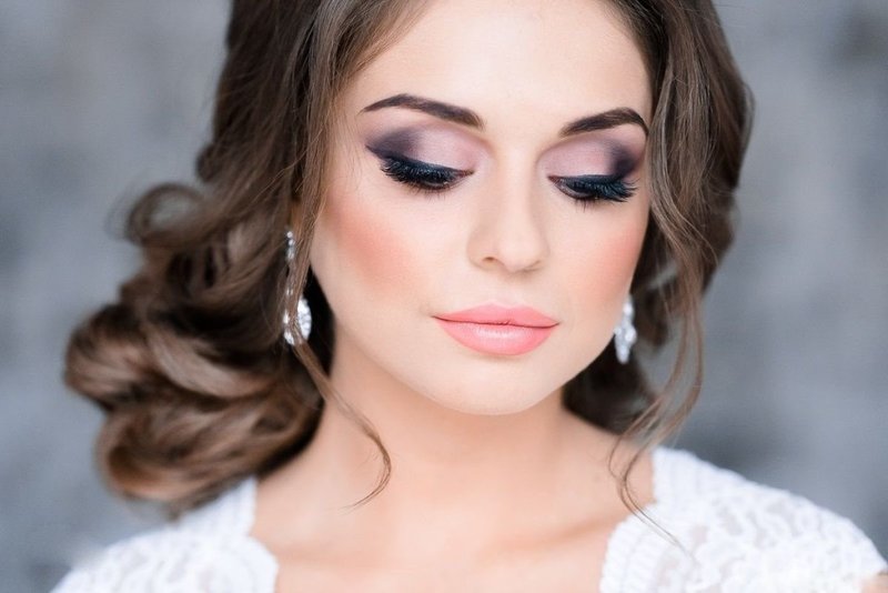 Lichte bruiloft make-up voor brunettes