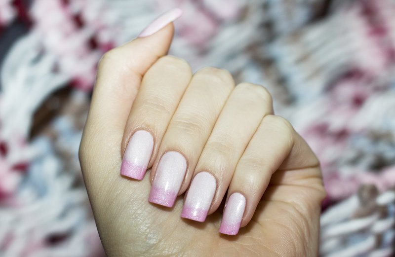 Vernis à ongles rose pâle