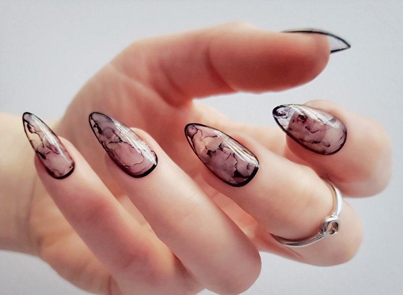 Taches noires sur les ongles transparents