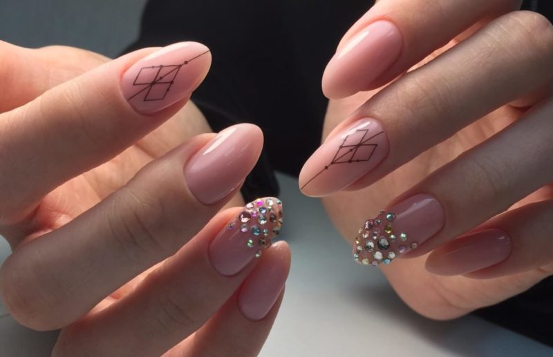 Minimalistisch naakt met strass steentjes