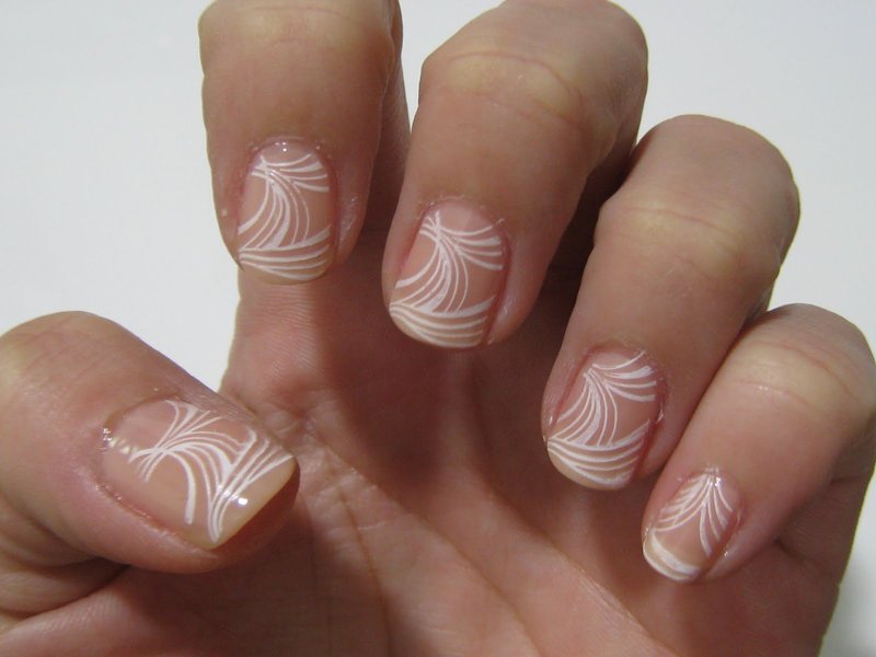 Timbres blancs sur les ongles