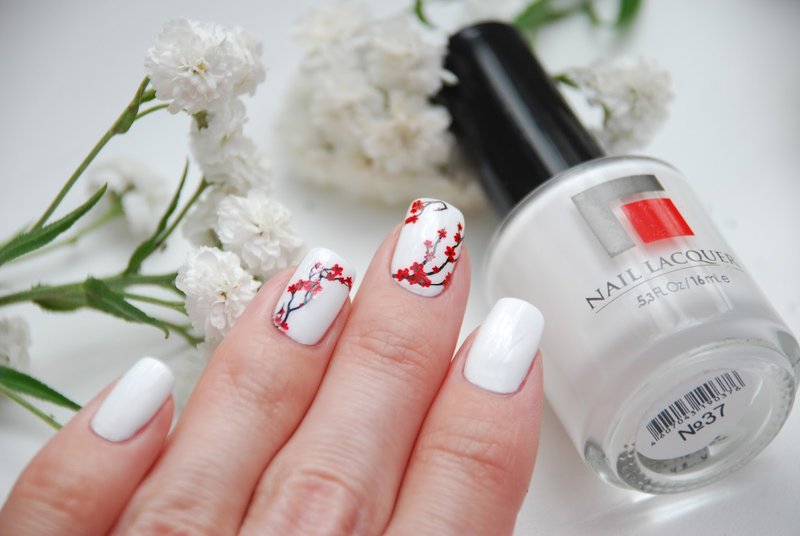 Witte manicure met een glijbaan