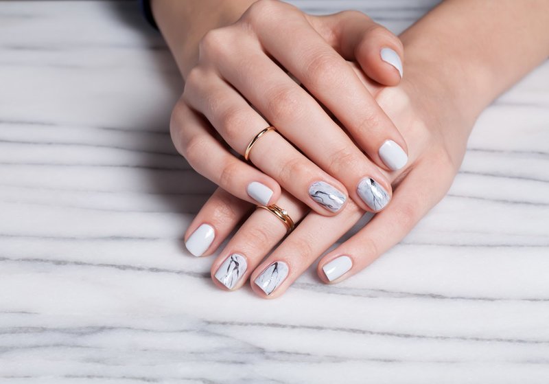 Grijze manicure met zwarte vlekken