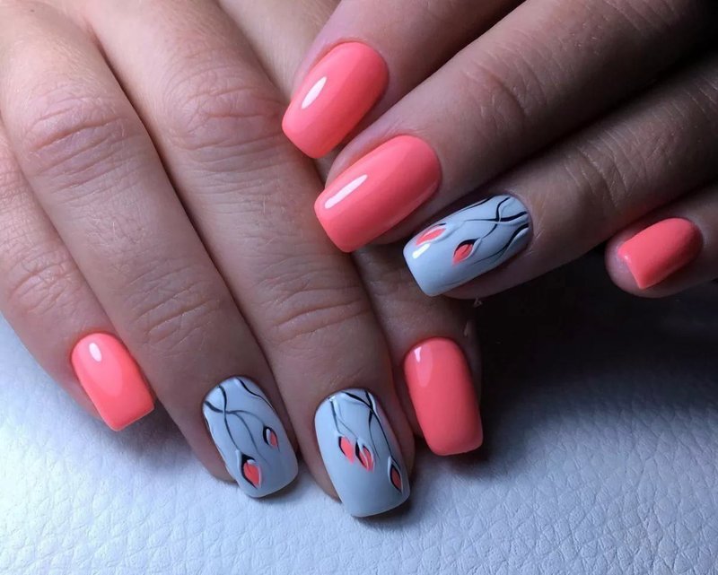 Ongles bleu-rose avec des fleurs