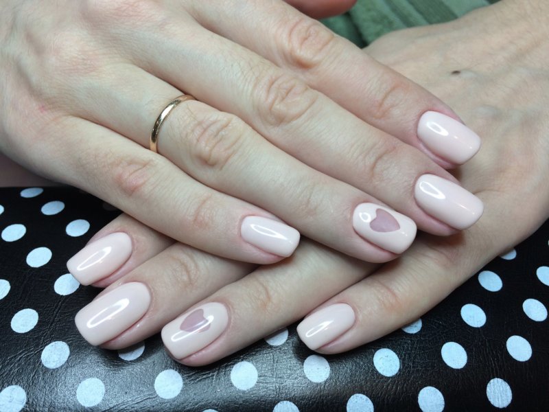 Roze manicure met een hart