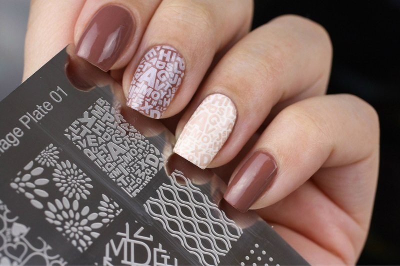 Timbres avec des inscriptions sur les ongles