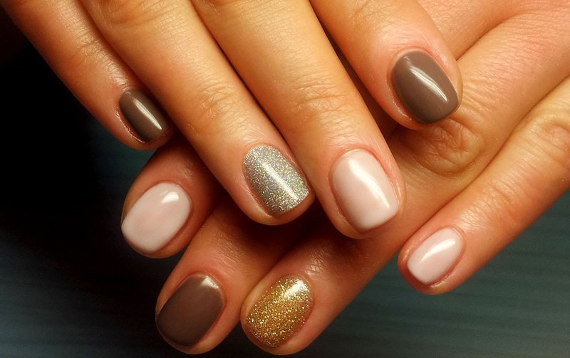 Zachte manicure met glitters